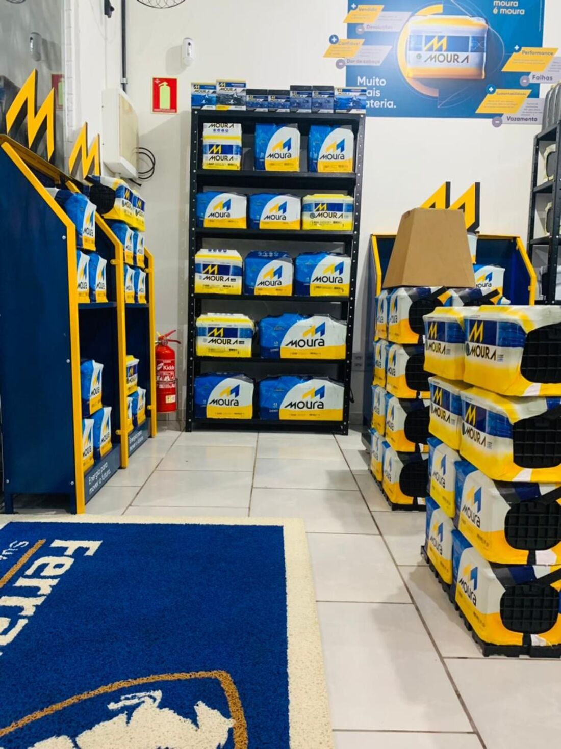 Letreiro Ferrari Baterias na loja