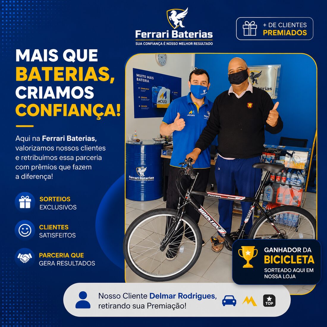 Cliente ganhador de bicicleta retirando prêmio